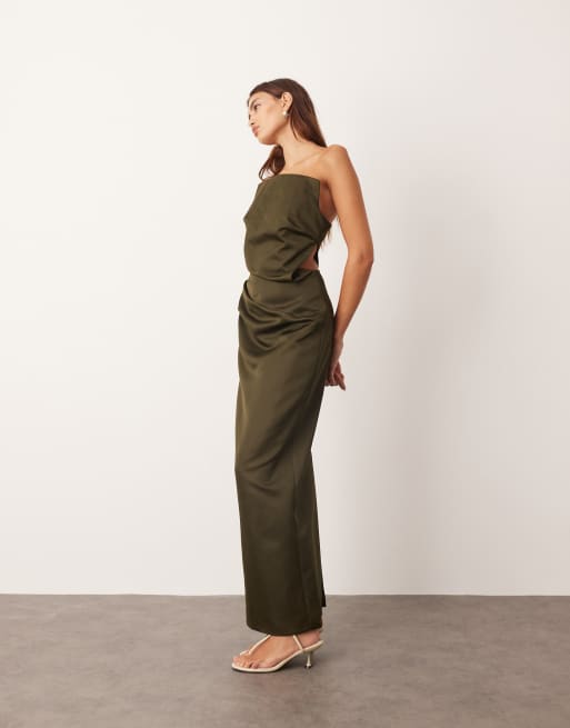 Vestido largo verde oliva estructurado con escote palabra de honor de satén de ARRANGE, 3 de 4