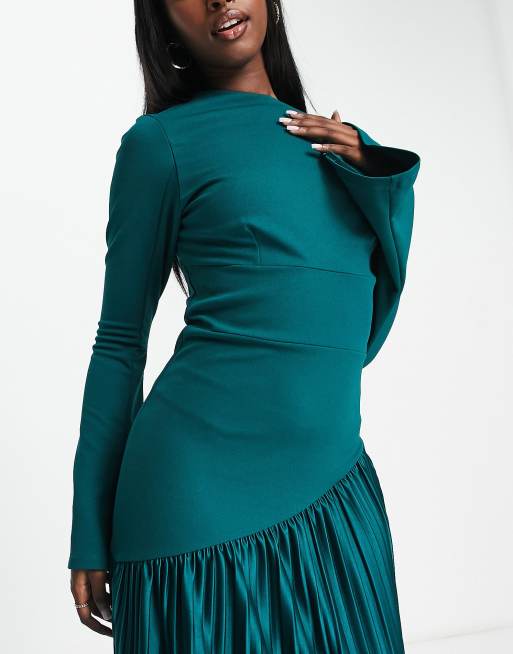 Vestido largo verde oscuro escalonado y plisado con mangas acampanadas de ASOS DESIGN, 3 de 4