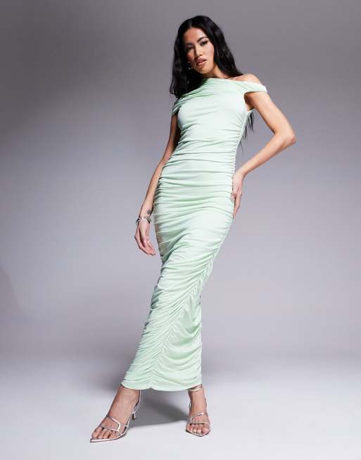 Vestido largo verde pistacho ceñido y fruncido con hombro descubierto y diseño de doble capa de Aria Cove