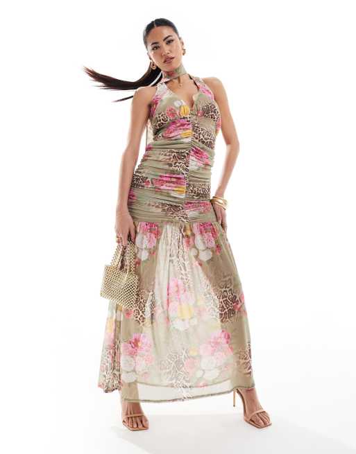 Vestido largo verde salvia con cuello halter escotado, diseño fruncido y estampado animal y floral de malla de ASOS DESIGN