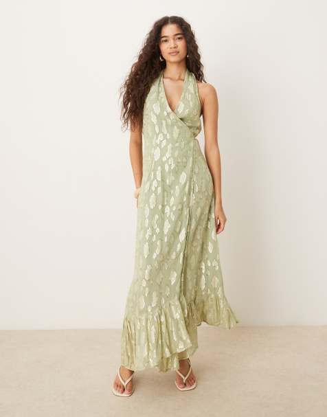 Vestido largo verde salvia con detalles metalizados y cuello halter de Never Fully Dressed - view 1