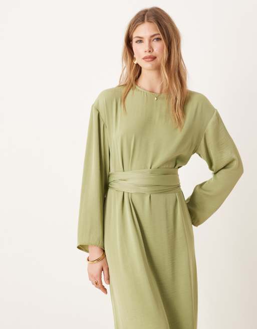 Vestido largo verde salvia con lazada trasera de satén de ASOS DESIGN, 3 de 4