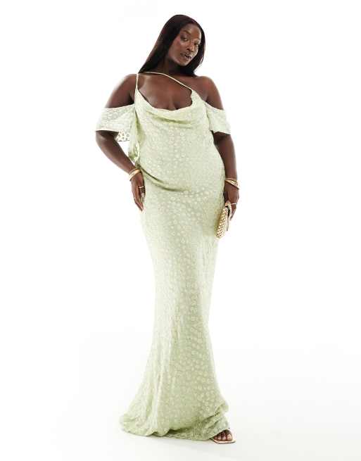 Vestido largo verde y dorado metalizado con hombros descubiertos de Pretty Lavish Curve