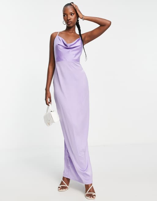 Vestido largo violeta con cuello desbocado de satén de NaaNaa