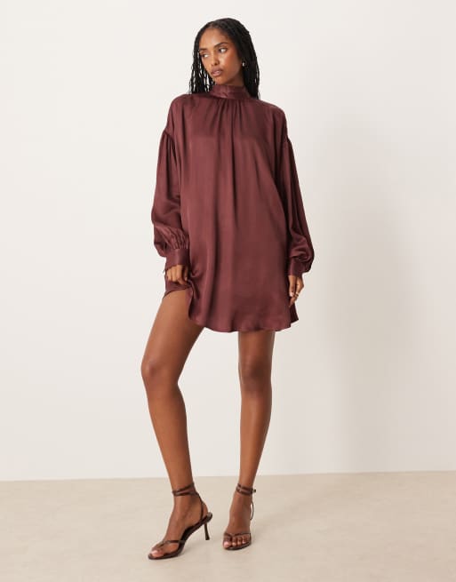 Vestido lencero corto marrón chocolate con cuello alto, mangas estilo blusón y abertura en la espalda de satén de ASOS DESIGN