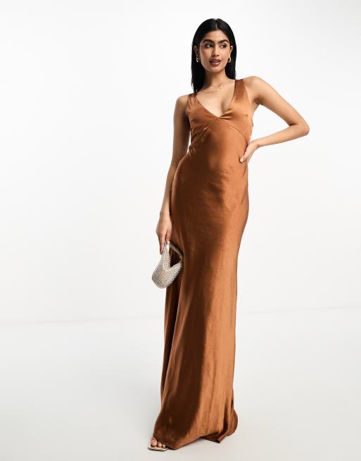 Vestido lencero de dama de honor color óxido con parte trasera retorcida de satén de Six Stories