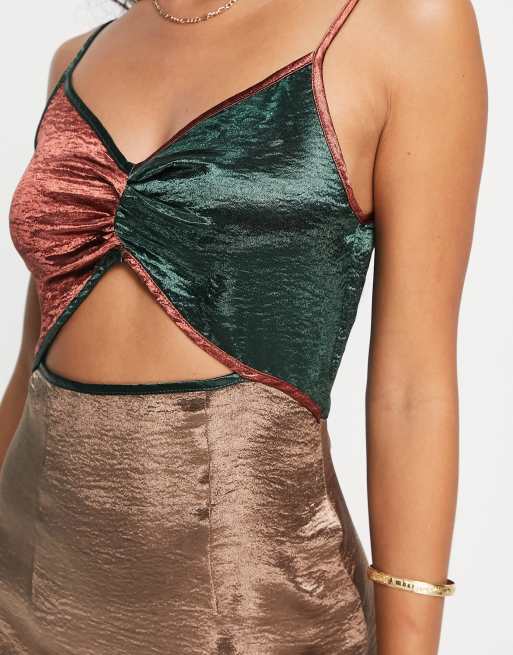 Vestido lencero largo color bronce con abertura y diseño color block de Never Fully Dressed, 3 de 4