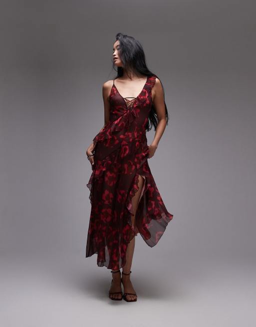 Vestido lencero largo color guinda con estampado floral y volantes de Topshop
