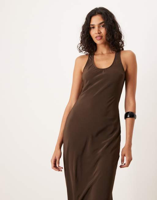 Vestido lencero largo marrón chocolate con cuello ancho de satén de ASOS DESIGN, 2 de 4
