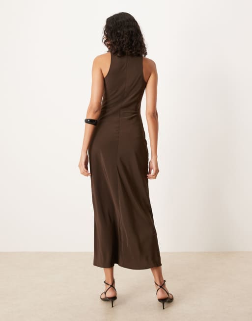 Vestido lencero largo marrón chocolate con cuello ancho de satén de ASOS DESIGN, 4 de 4