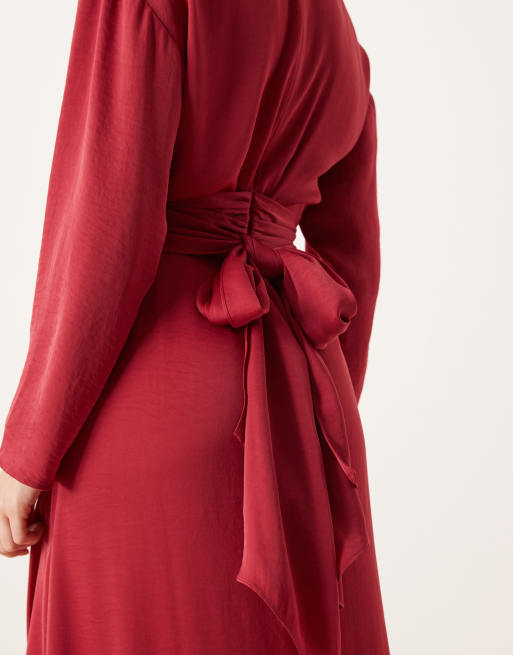 Vestido lencero largo rojo frambuesa con lazada trasera de satén de ASOS DESIGN, 3 de 4