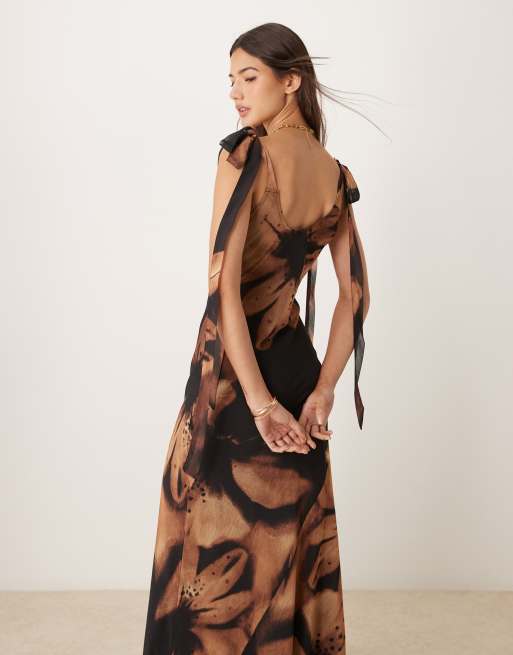Vestido lencero marrón con estampado floral grande, cuello desbocado y tirantes anudados en los hombros de Miss Selfridge