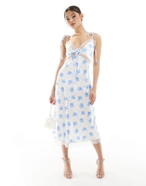 Vestido lencero midi azul de satén con estampado floral e insertos de encaje de Rare London