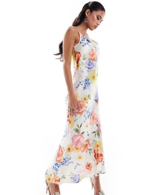 Vestido lencero midi blanco con estampado floral de satén de River Island, 4 de 4