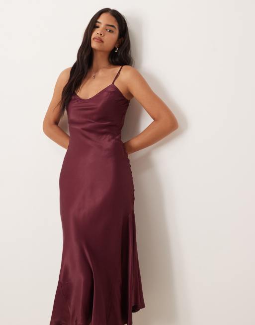 Vestido lencero midi burdeos de tirantes con cuello de pico de satén de ASOS DESIGN, 2 de 4
