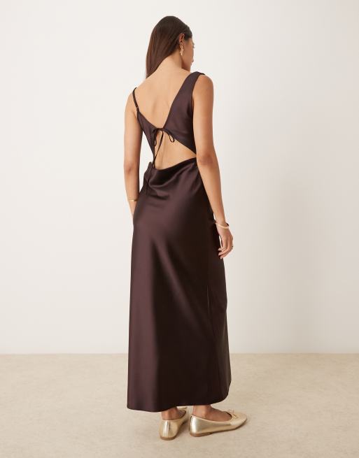 Vestido lencero midi con cuello desbocado de satén de Miss Selfridge, 3 de 4