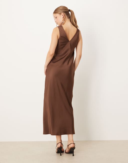Vestido lencero midi marrón chocolate con cuello de pico de satén de ASOS DESIGN, 2 de 4