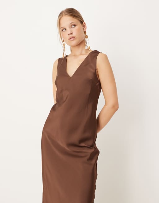 Vestido lencero midi marrón chocolate con cuello de pico de satén de ASOS DESIGN, 3 de 4