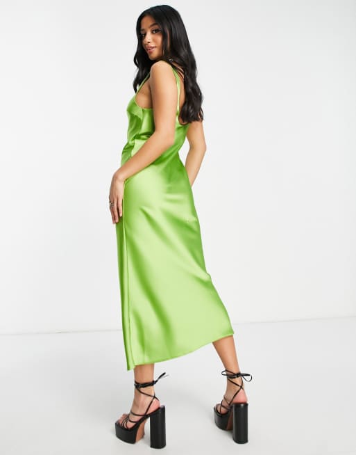 Vestido lencero midi verde con cuello ancho de satén de ASOS DESIGN Petite, 3 de 4