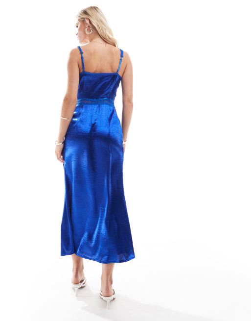 Vestido lencero semilargo azul cobalto con abertura y ribetes de encaje de Never Fully Dressed Petite, 4 de 4