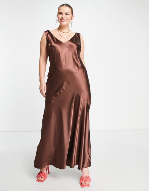 Vestido lencero semilargo color chocolate de corte al bies de satén Edit de ASOS DESIGN Curve, 2 de 4