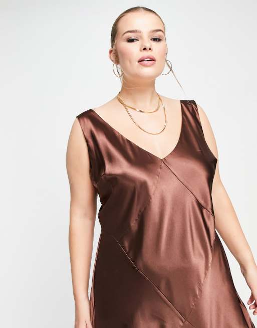 Vestido lencero semilargo color chocolate de corte al bies de satén Edit de ASOS DESIGN Curve, 3 de 4