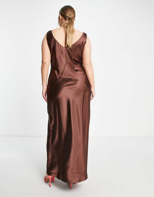 Vestido lencero semilargo color chocolate de corte al bies de satén Edit de ASOS DESIGN Curve, 4 de 4