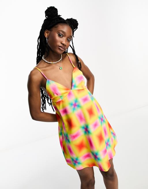 Vestido lencero veraniego corto multicolor con diseño estampado de satén de COLLUSION 