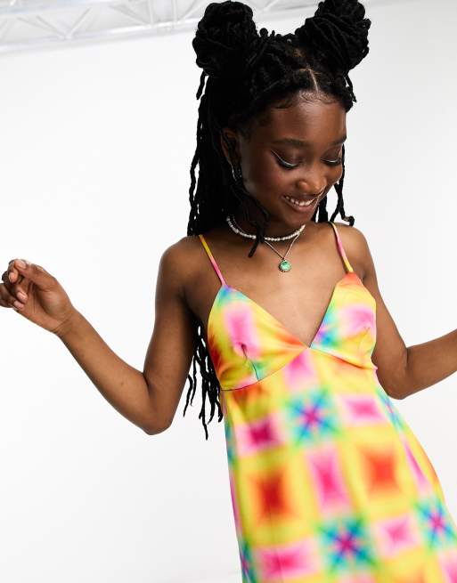 Vestido lencero veraniego corto multicolor con diseño estampado de satén de COLLUSION , 2 de 4