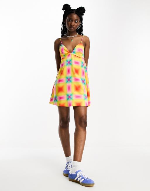 Vestido lencero veraniego corto multicolor con diseño estampado de satén de COLLUSION , 3 de 4
