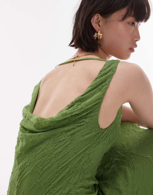 Vestido lencero verde con escote desbocado y diseño de doble capa