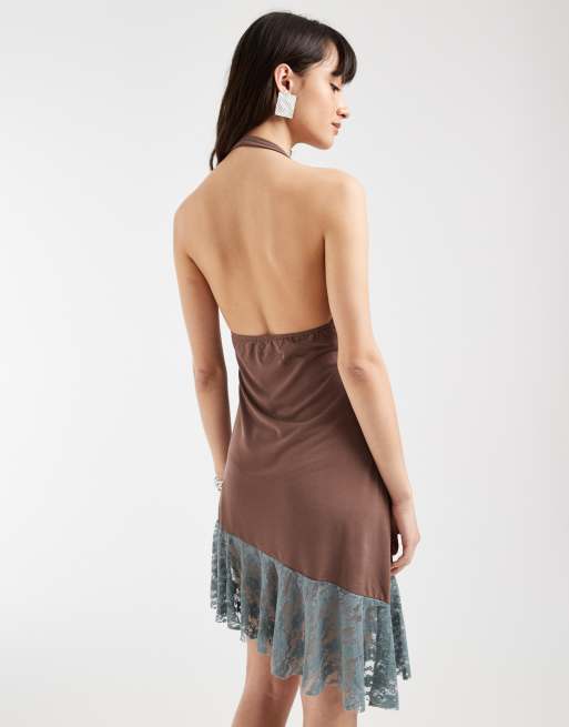Vestido marrón asimétrico con cuello halter y diseño de paneles de encaje Sanaya de Motel, 4 de 4