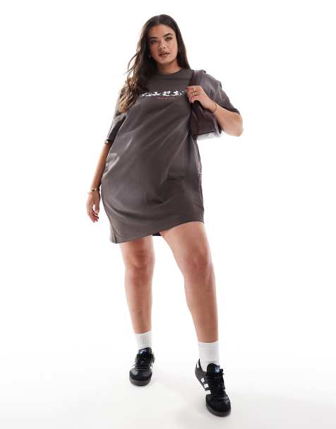 Vestido marrón lavado estilo camiseta con estampado gráfico de COLLUSION Plus - view 1