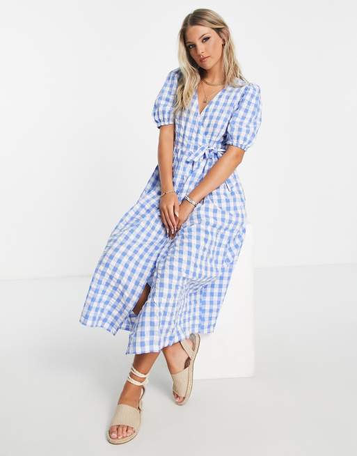 Vestido midi a cuadros vichy azules cruzado con mangas abullonadas de Monki 