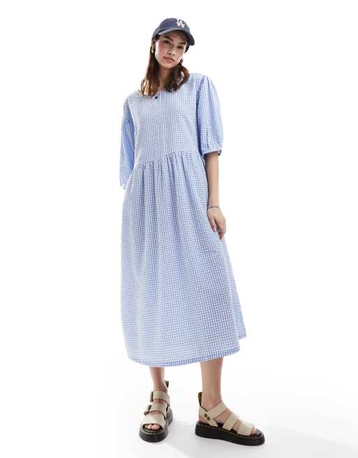 Vestido midi a cuadros vichy azules y blancos amplio de sirsaca de Monki