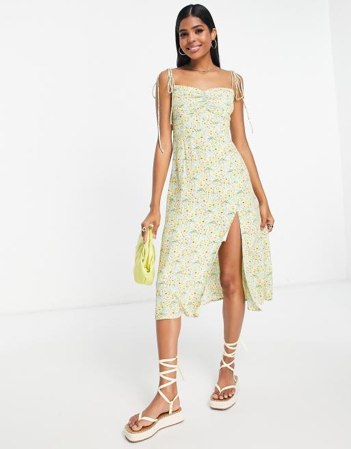 Vestido midi amarillo de tirantes con estampado y abertura en la parte delantera de Urban Revivo