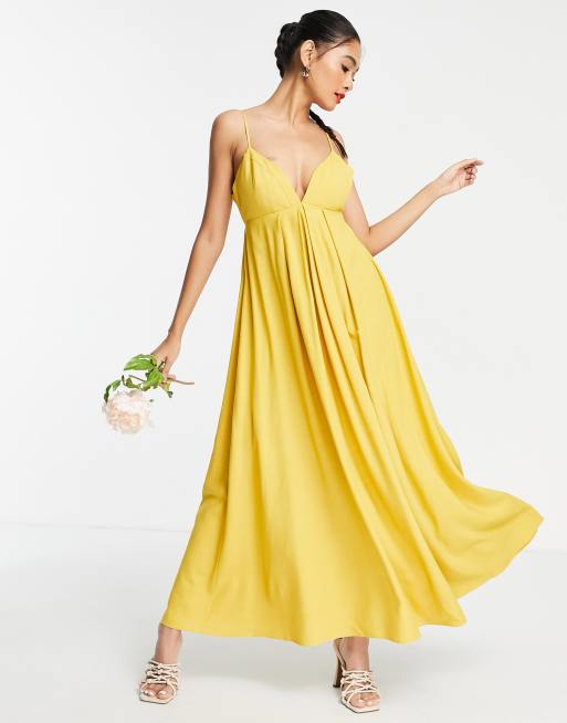 Vestido midi amarillo de tirantes con falda de corte amplio de