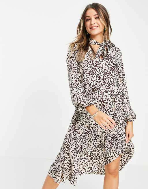 Vestido midi amplio con estampado de leopardo y lazada en el cuello de Lola May
