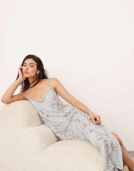 Vestido midi azul claro de tirantes y corte recto con adornos florales y flecos de encaje de ARRANGE