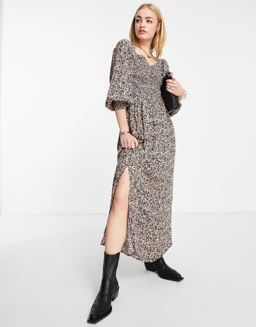 Vestido midi azul con corpiño fruncido y estampado de florecitas de River Island