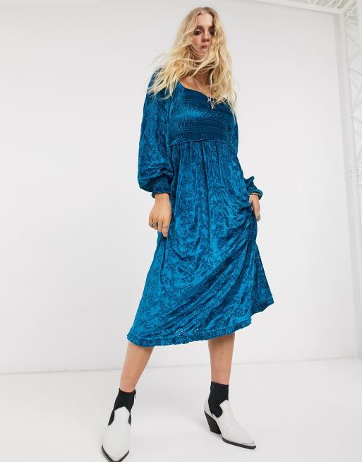 Vestido midi azul de terciopelo con diseño fruncido y detalle de bordados de ASOS DESIGN