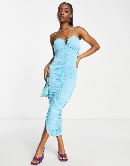 Vestido midi azul de tirantes finos con diseño fruncido de Rare London