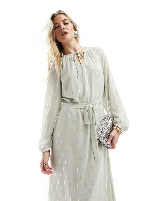 Vestido midi azul grisáceo empolvado de corte amplio con cuello de pico y detalles moteados metalizados de Vila