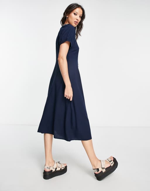 Vestido midi azul marino con cuello de pico y manga corta abullonada de Vero Moda, 2 de 4