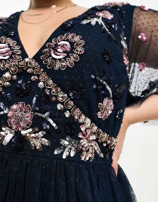 Vestido midi azul marino con diseño adornado y falda de tul de Maya Plus, 2 de 4