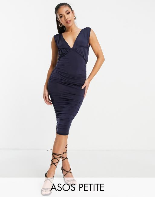 Vestido midi azul marino con escote pronunciado, diseño fruncido y detalle de costuras de ASOS DESIGN Petite