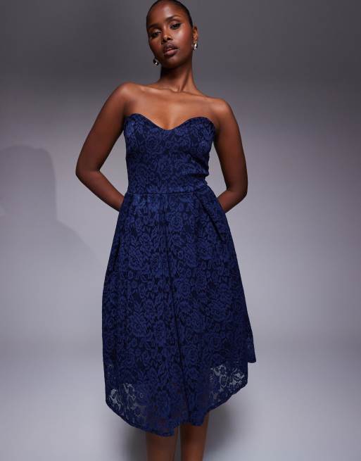 Vestido midi azul marino de bengalina con escote palabra de honor de corte corazón, bajo plisado y capa superpuesta de encaje de Vesper, 2 de 4