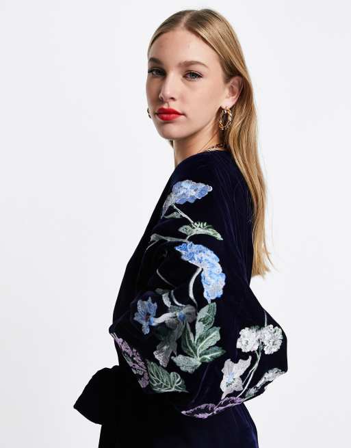 Vestido midi azul marino de corte recto con flores bordadas de terciopelo de ASOS EDITION, 2 de 4
