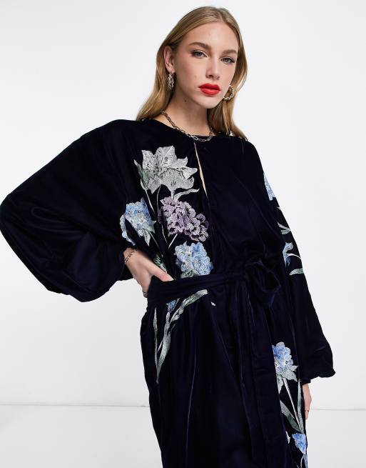Vestido midi azul marino de corte recto con flores bordadas de terciopelo de ASOS EDITION, 4 de 4