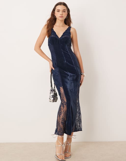 Vestido midi azul oscuro de tirantes de terciopelo y encaje
